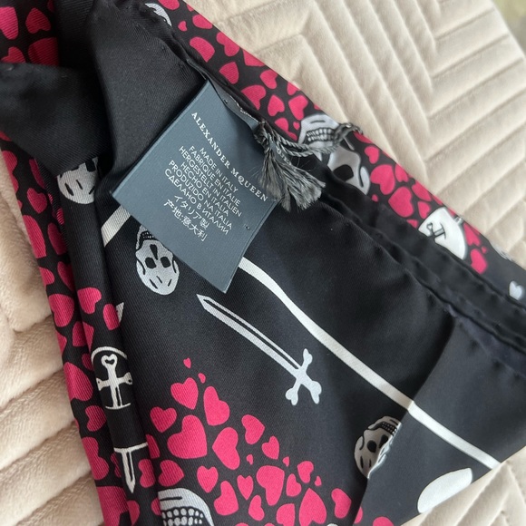Alexander McQueen skull printed silk scarf - Picture 4 of 6